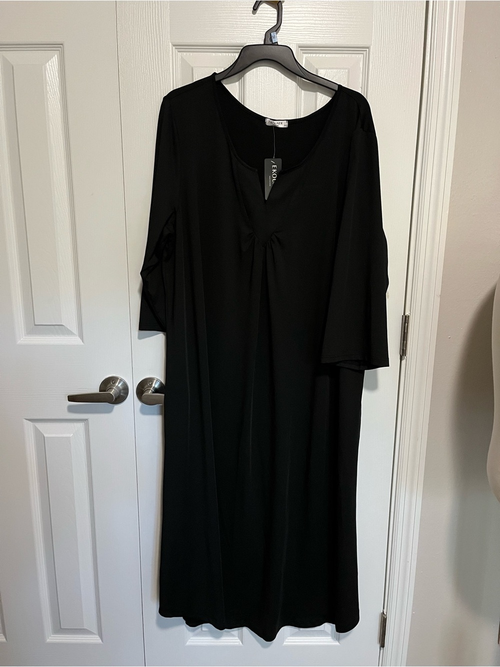 Elegant Black Maxi Dress with V-Neck and Flatter Detail